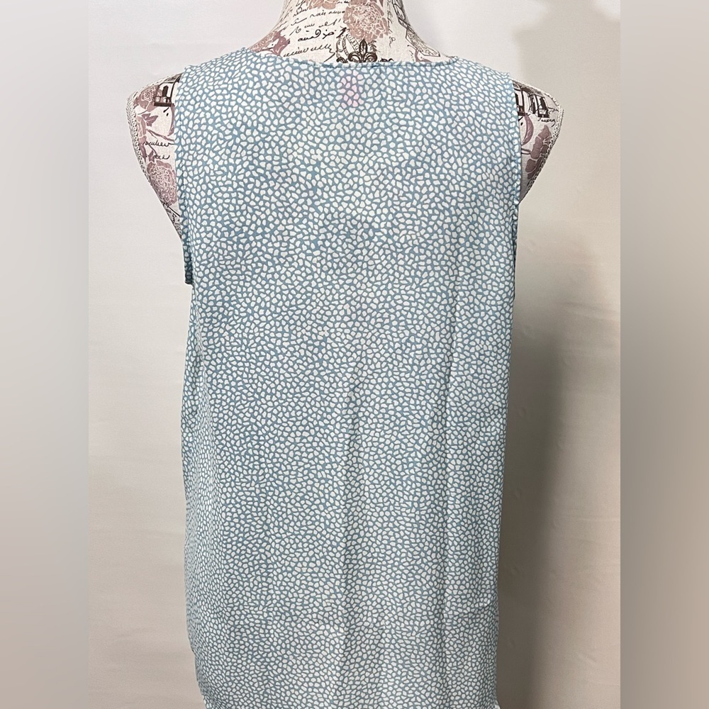🛍️ VINCE CAMUTO Light blue and white printed blouse size S. - Picture 5 of 11